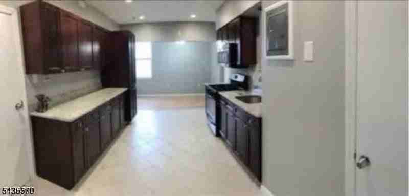 578 N 9th St #2 - Photo 4 of 5