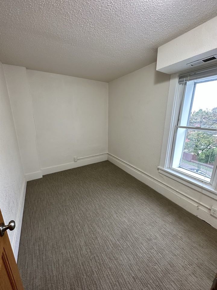 1635 White St #3 - Photo 4 of 6