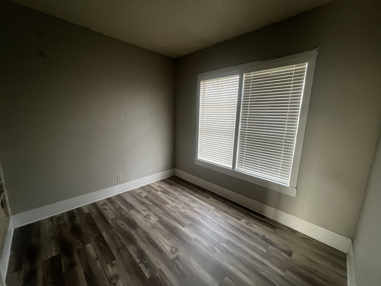 711 W 11th St - Photo 5 of 12
