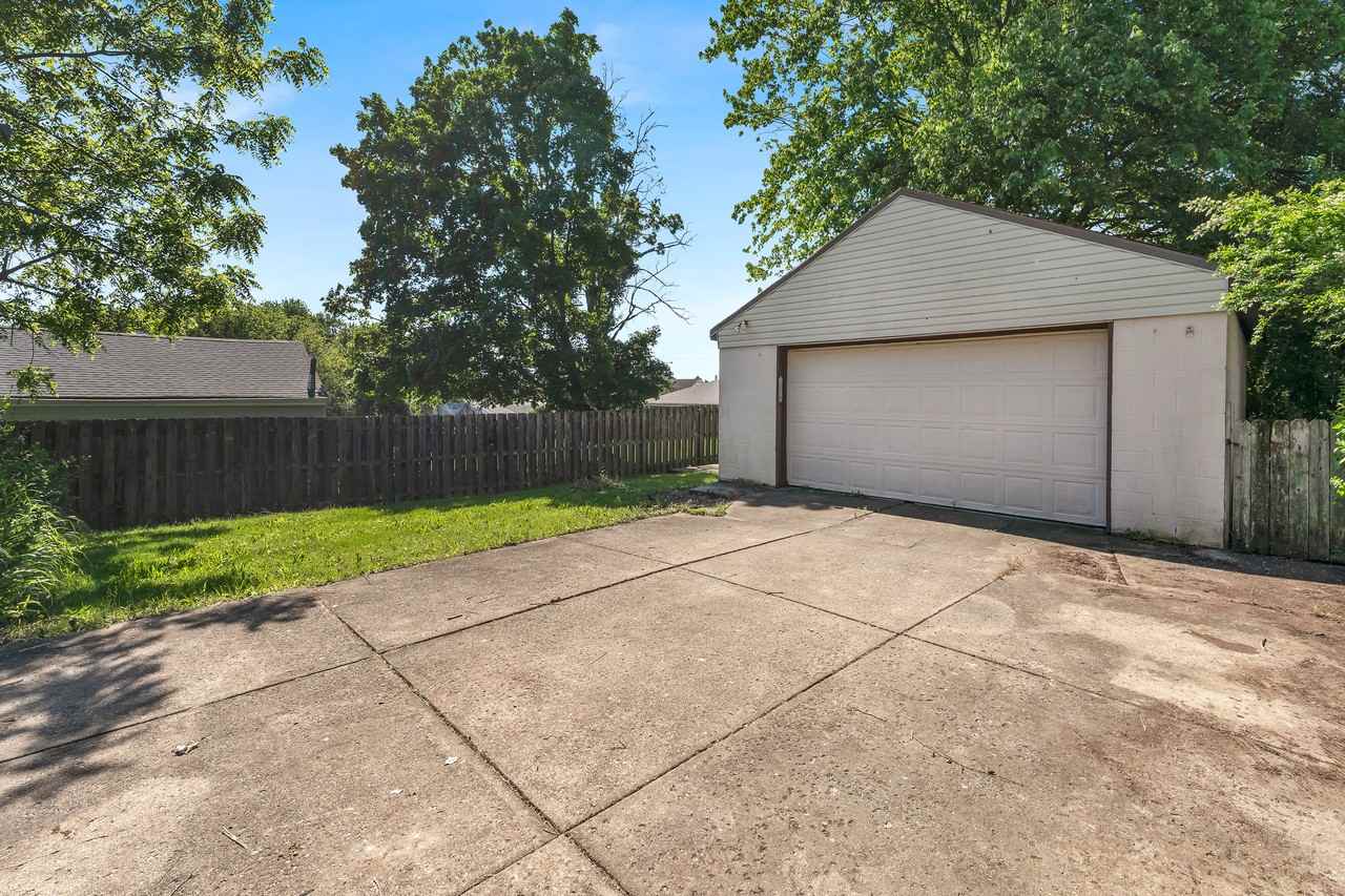 610 Elm St - Photo 4 of 25