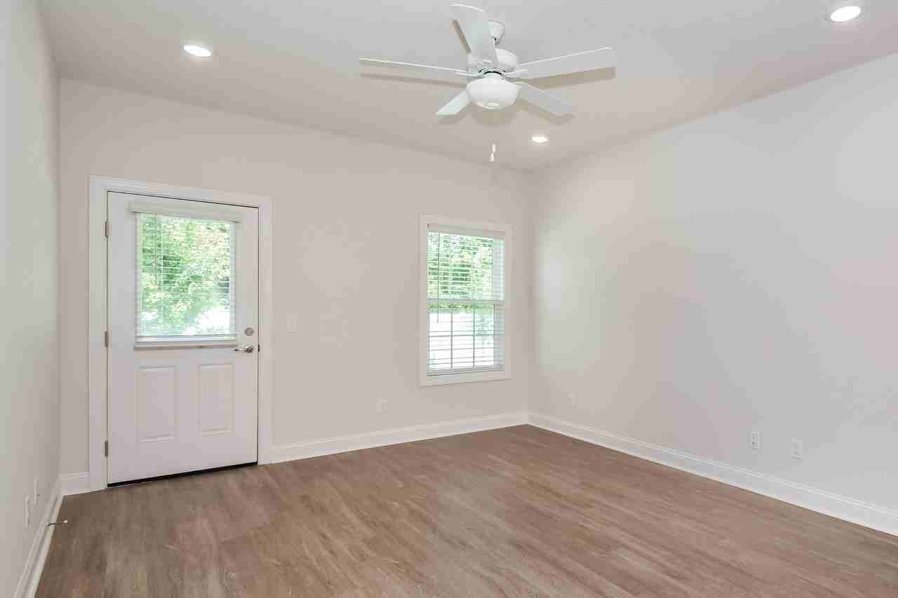 1042 Walker Point Way - Photo 7 of 39