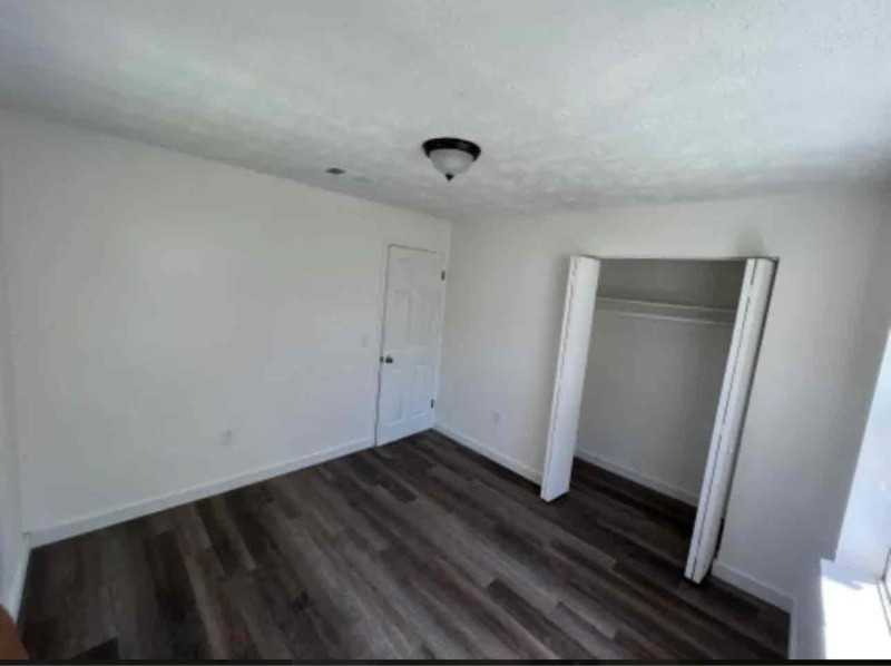 2142 Inwood Ter - Photo 4 of 10