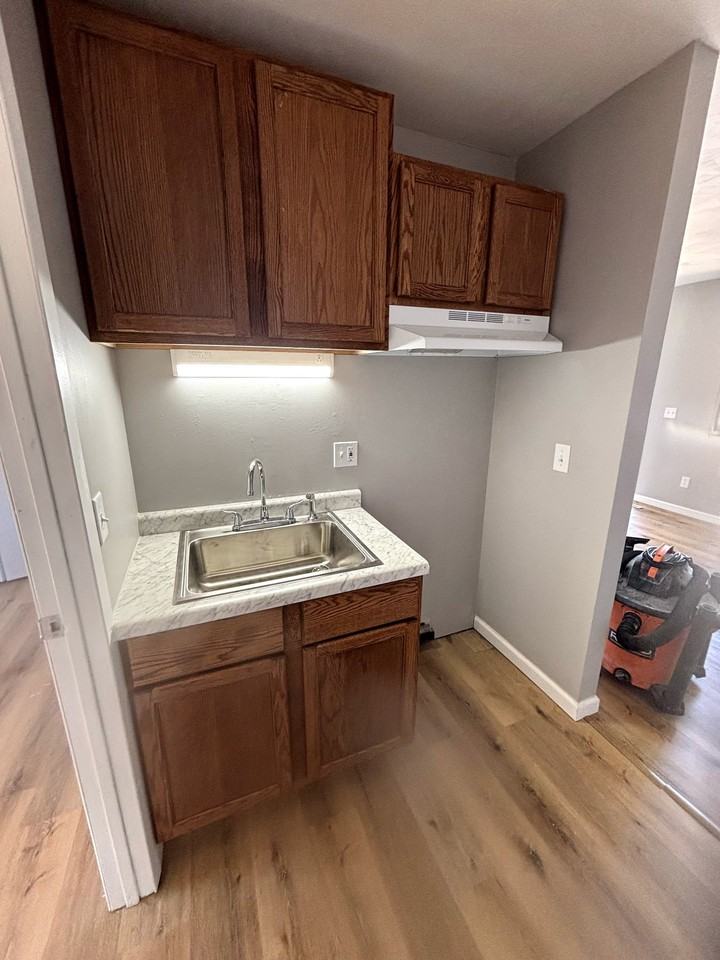811 E 11th St - Photo 2 of 5