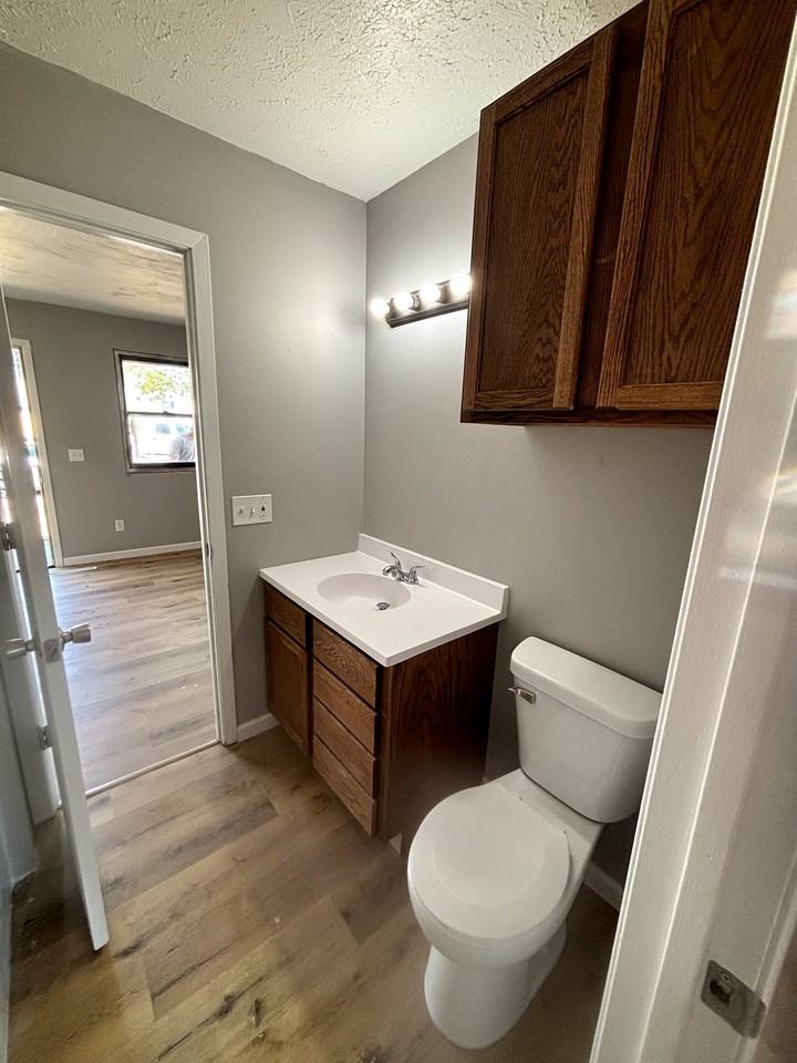 811 E 11th St - Photo 3 of 5