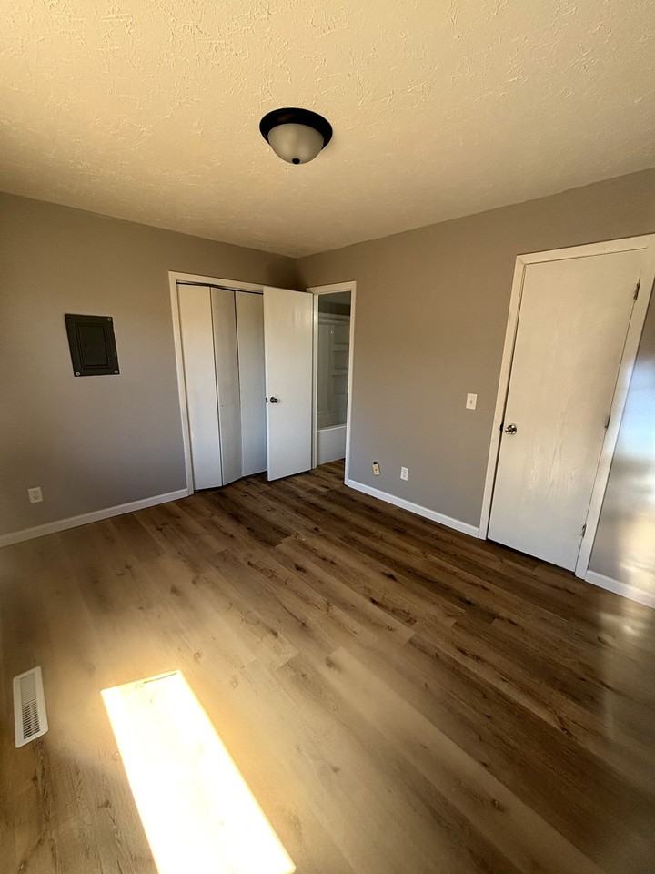 811 E 11th St - Photo 5 of 5
