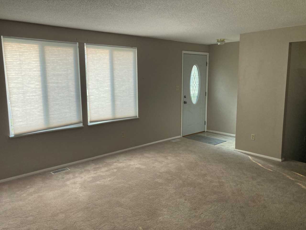585 Meadowview Ln - Photo 2 of 19