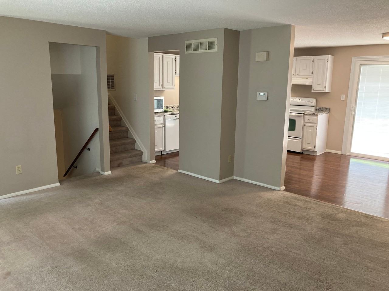 585 Meadowview Ln - Photo 4 of 19