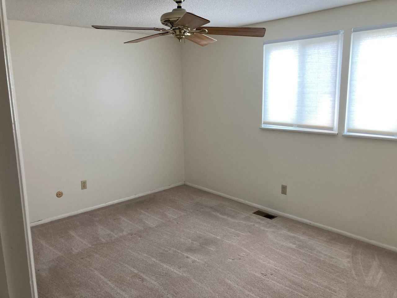 585 Meadowview Ln - Photo 7 of 19