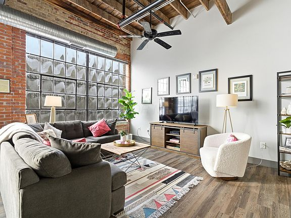 570 S Front St #24 - Photo 3 of 20