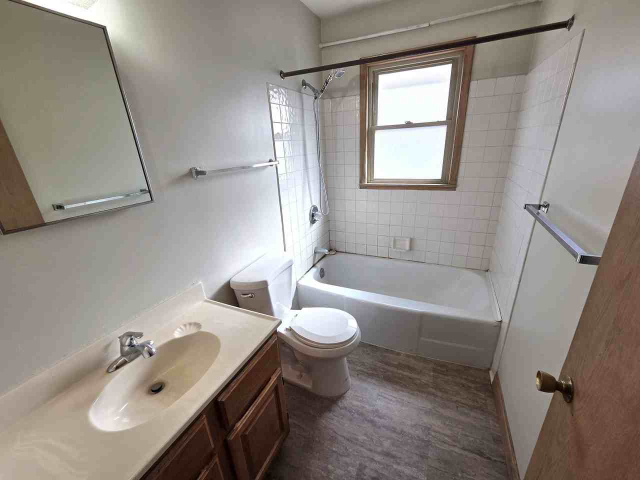 1341 Sherburne Ave - Photo 5 of 8