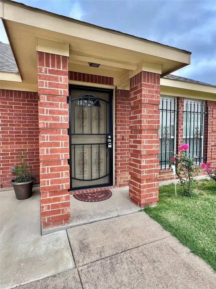 1408 California Pkwy N - Photo 2 of 13