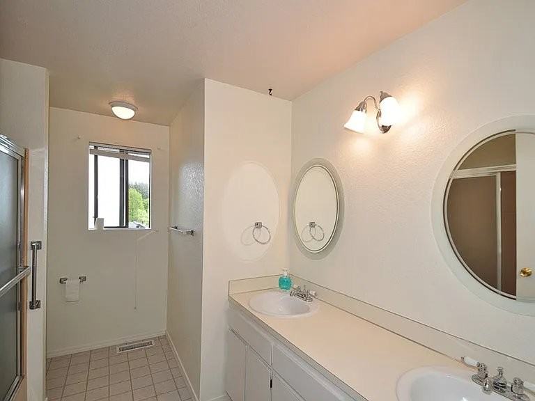 19018 68th Ave Ne - Photo 5 of 9