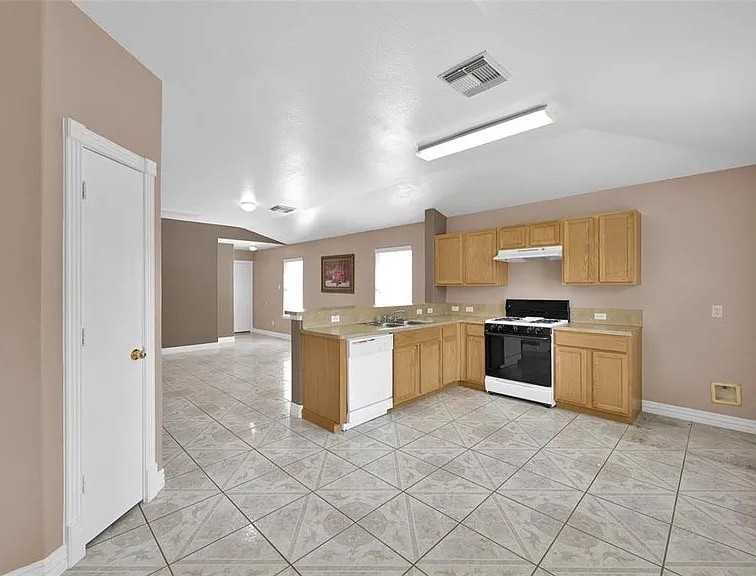 731 Remwick Dr - Photo 3 of 12