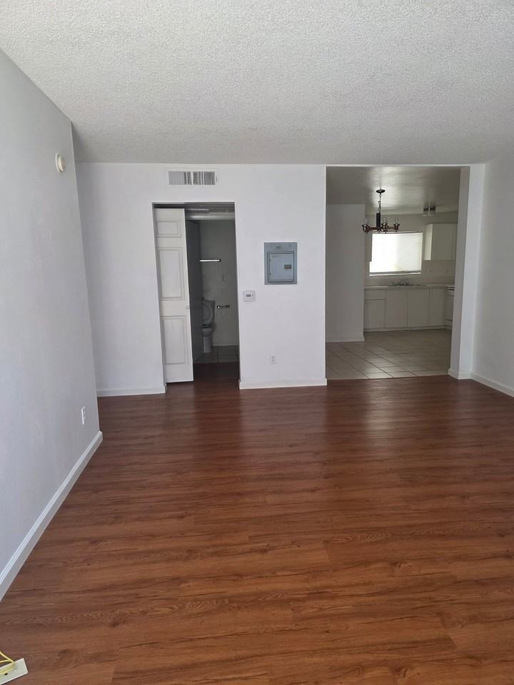 2253 N Niagara St #C - Photo 4 of 4