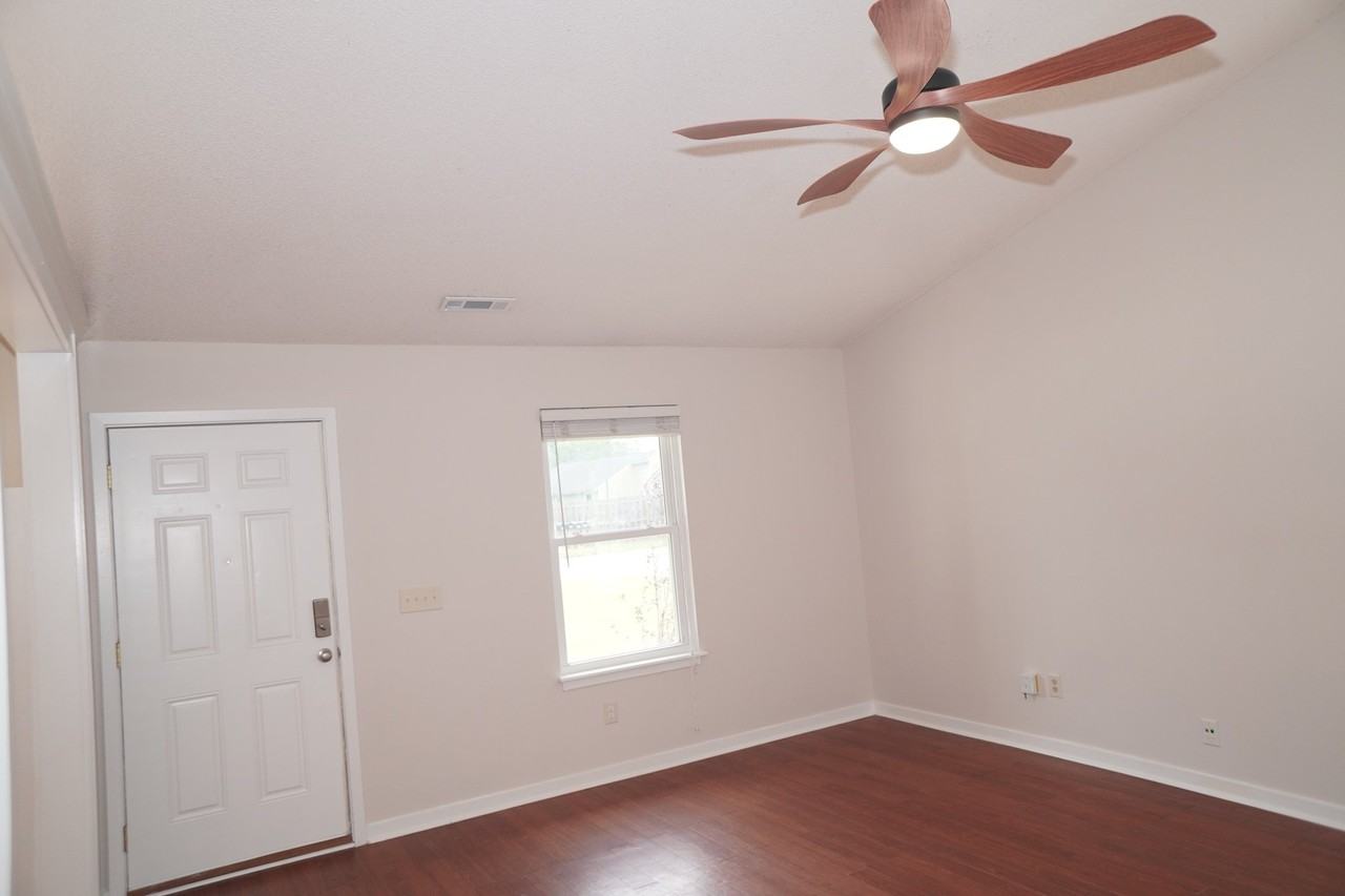 1133 Oakcrest Dr - Photo 2 of 20