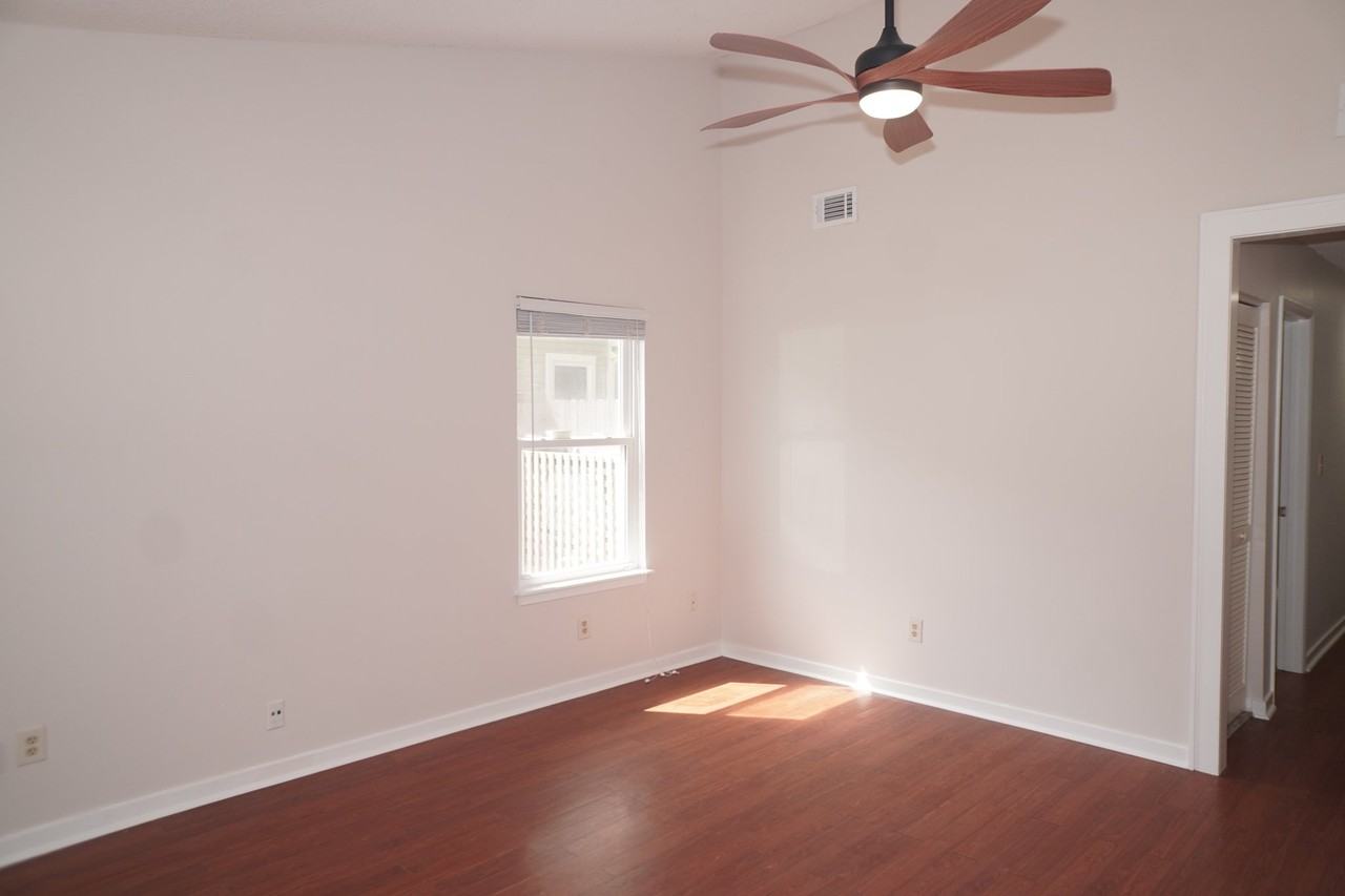1133 Oakcrest Dr - Photo 3 of 20