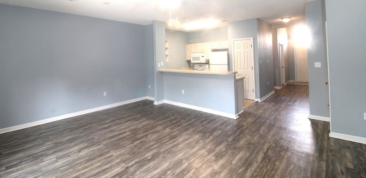 211 3rd St Se #J - Photo 4 of 15