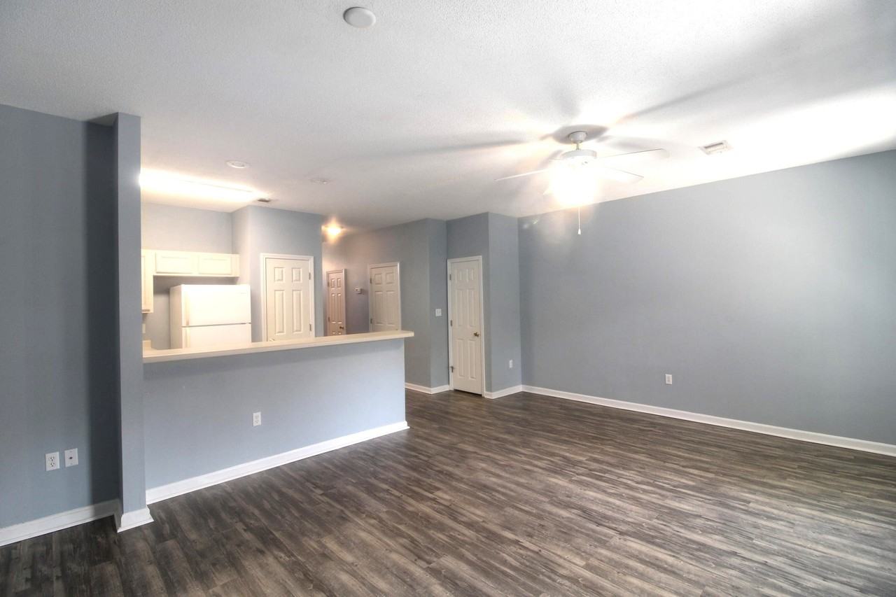 211 3rd St Se #J - Photo 5 of 15