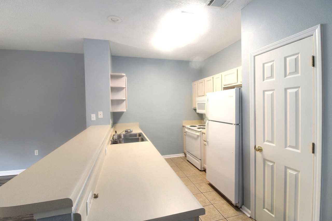 211 3rd St Se #J - Photo 6 of 15