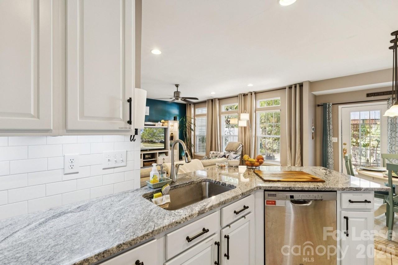 6037 Queens Walk Ct - Photo 4 of 38