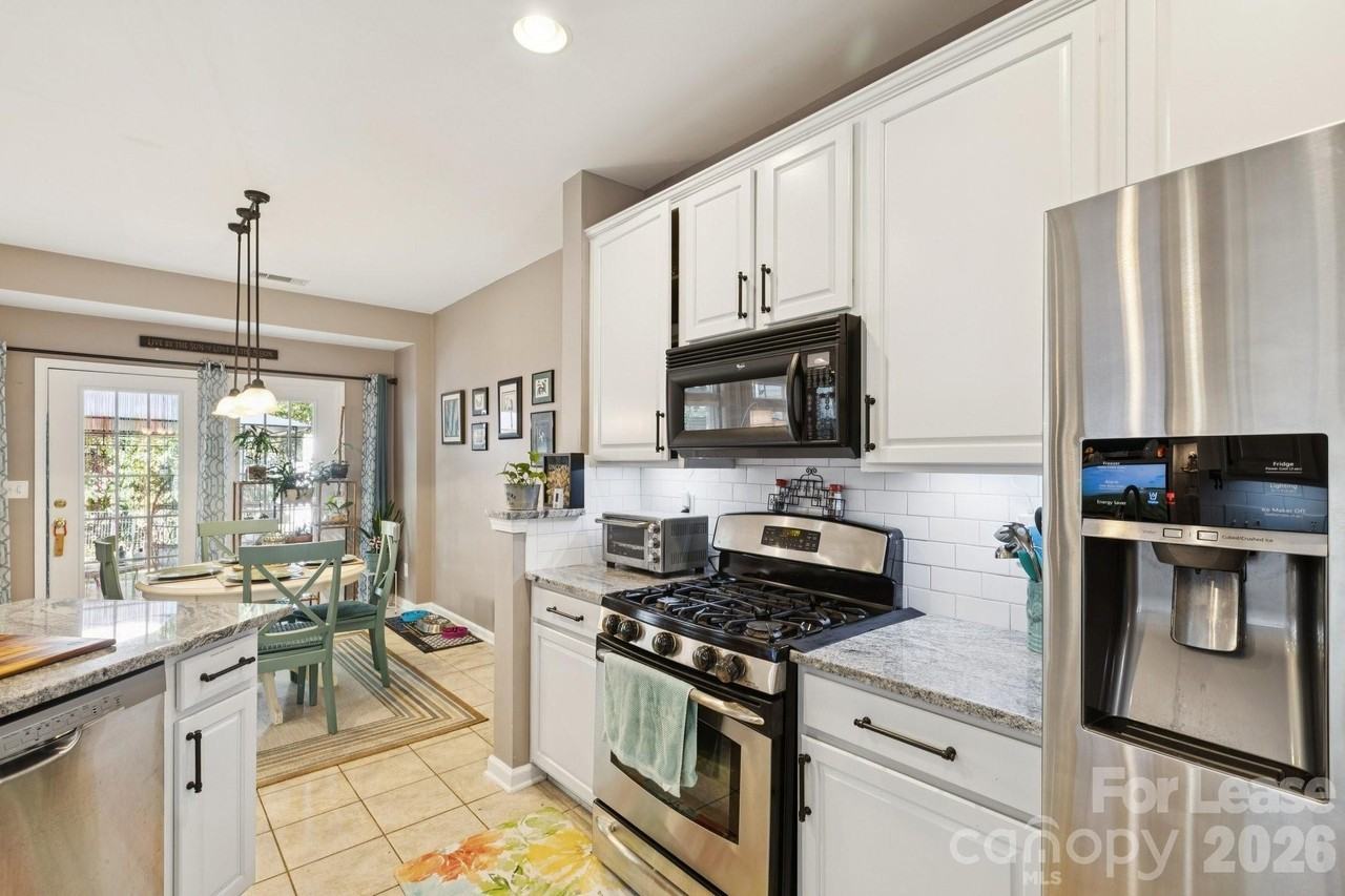 6037 Queens Walk Ct - Photo 5 of 38