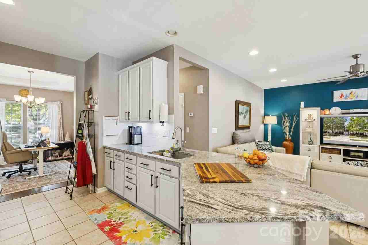 6037 Queens Walk Ct - Photo 7 of 38