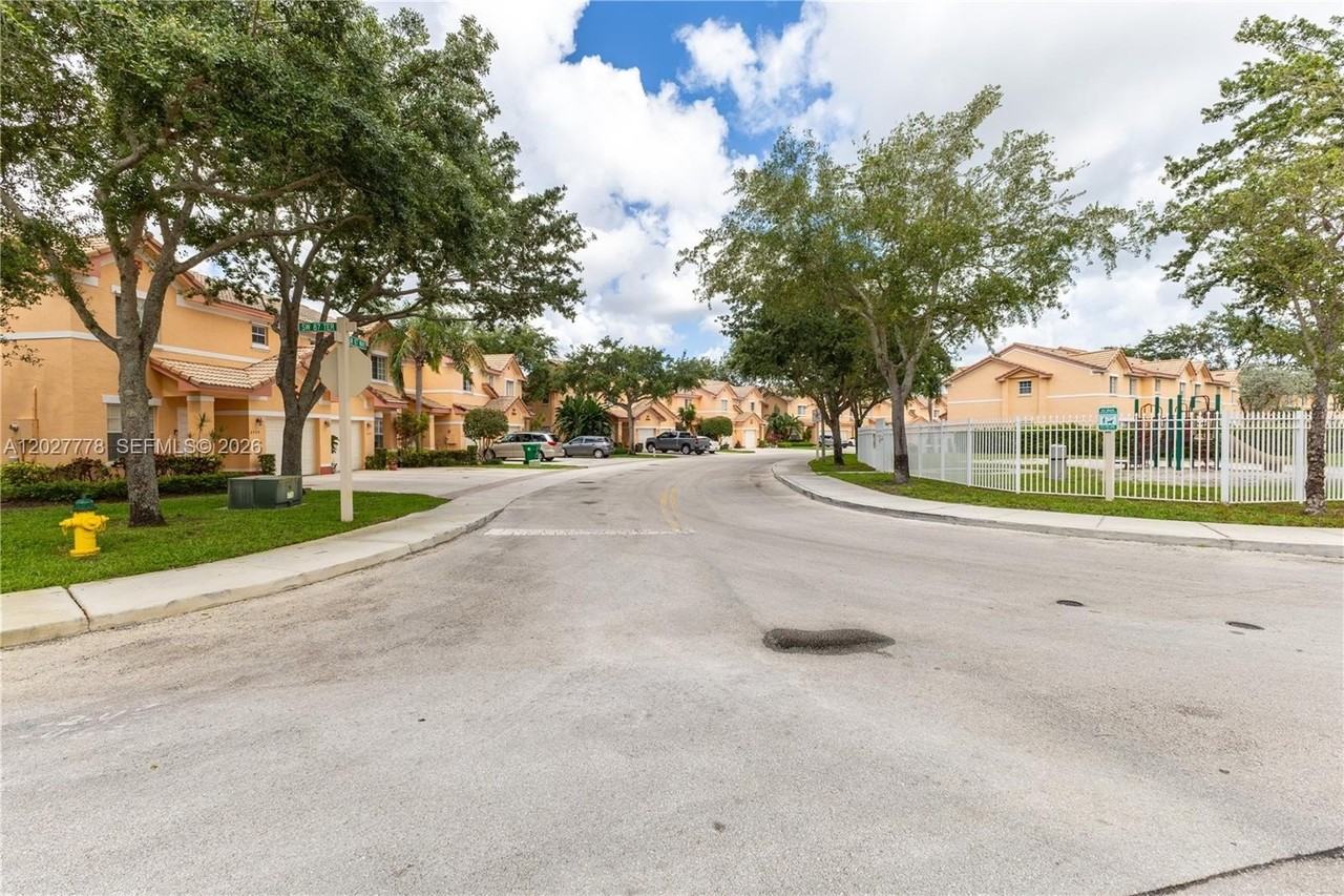 2420 Sw 87th Way - Photo 4 of 36