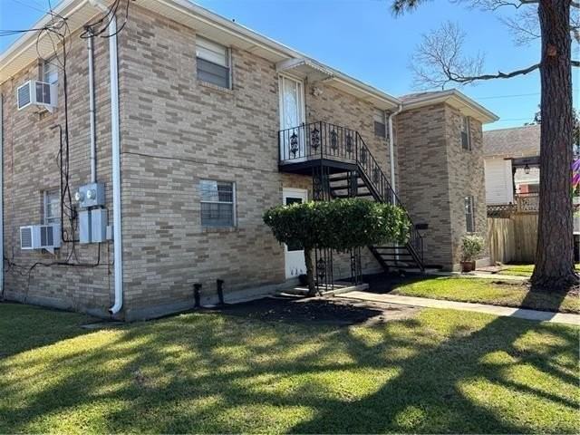 627 Jefferson Ave - Photo 2 of 16