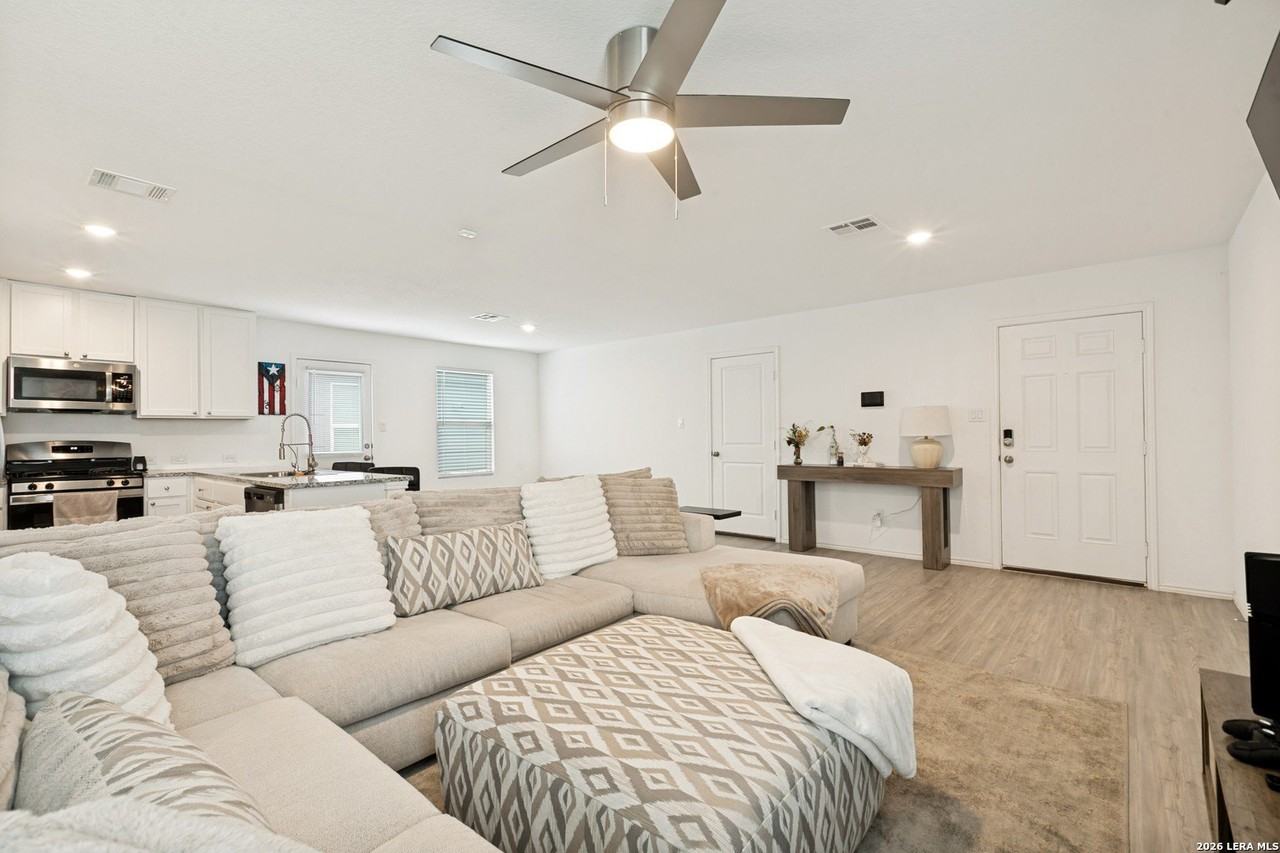 8938 Solar Cv - Photo 4 of 31