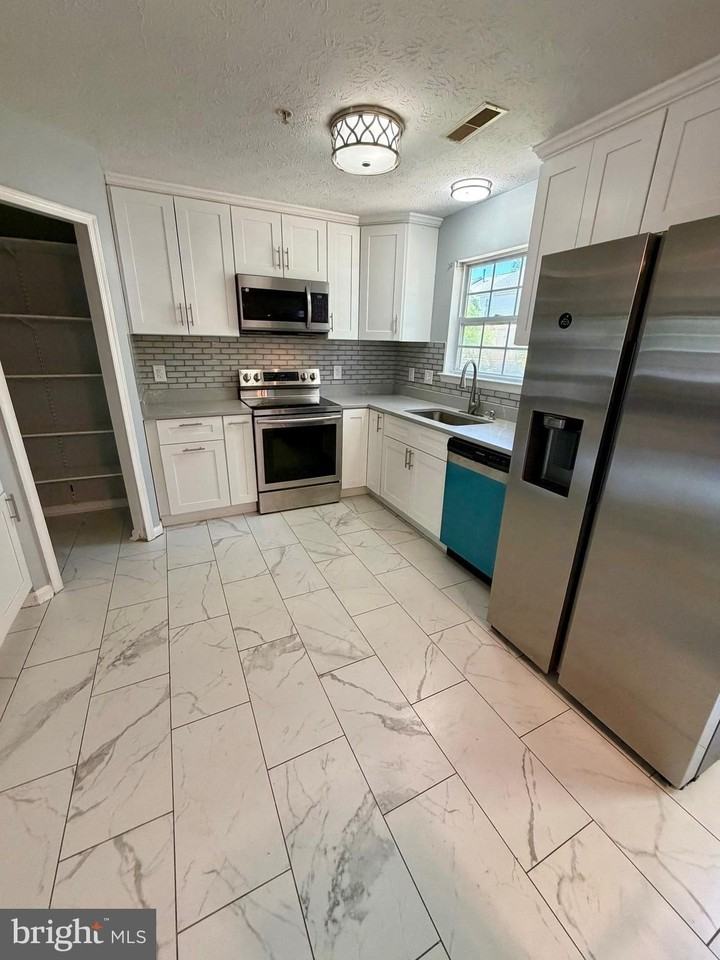 9804 Royal Commerce Pl - Photo 4 of 23