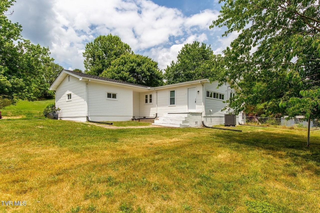 432 Cypress St - Photo 3 of 18