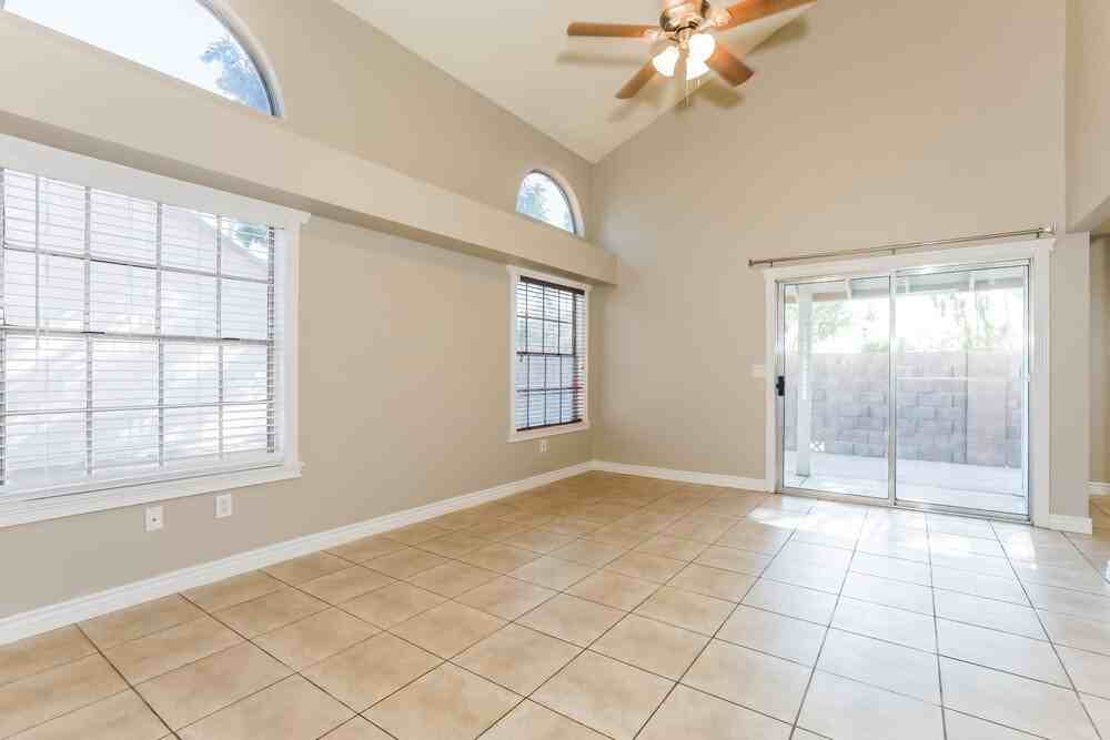1915 S 39th St #7 - Photo 4 of 17