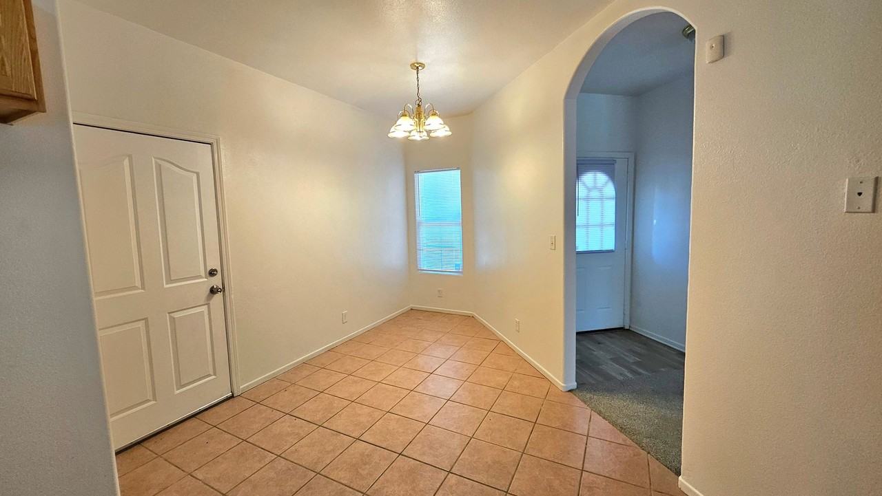 21187 Conklin Blvd - Photo 3 of 23
