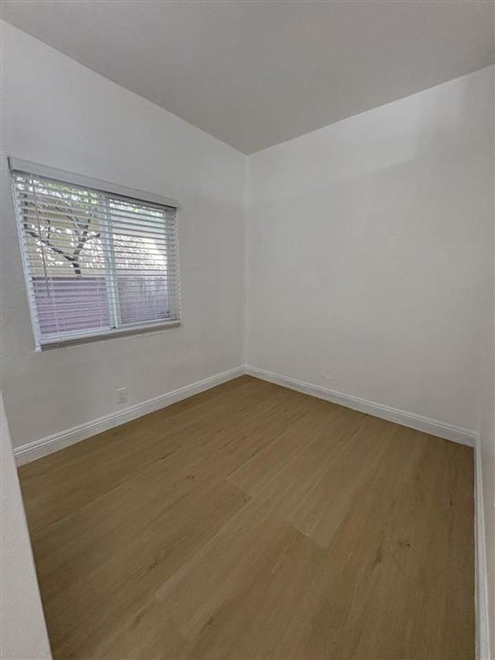 1033 Hoffman Ave in Long Beach - Photo 3 of 8