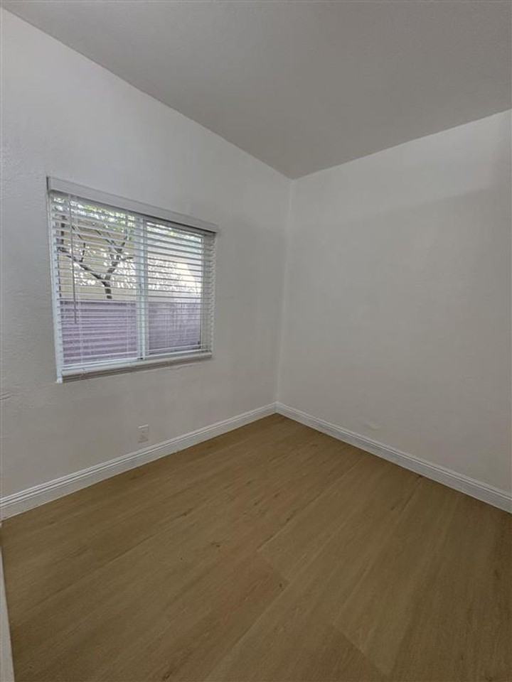 1033 Hoffman Ave in Long Beach - Photo 6 of 8