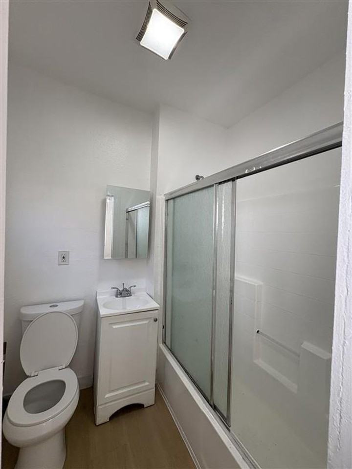 1033 Hoffman Ave in Long Beach - Photo 7 of 8