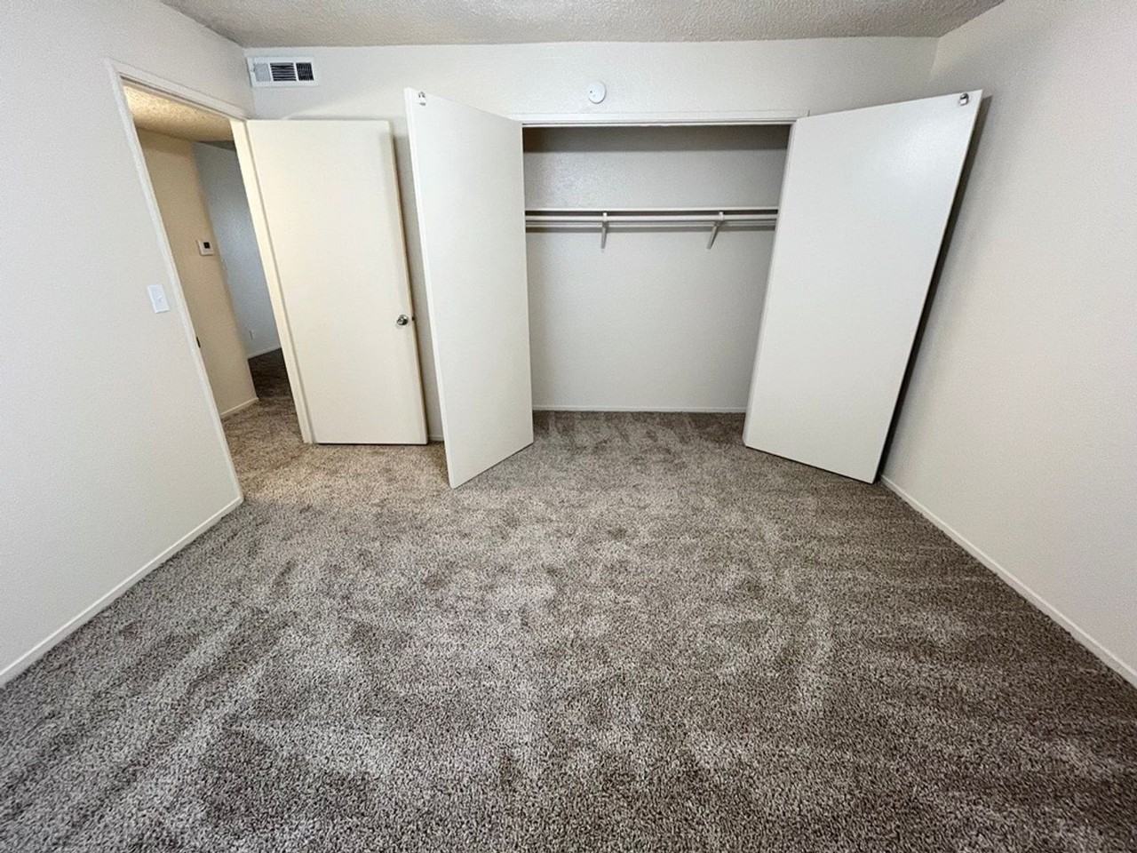 Merit Manor Apartments - Photo 4 of 8