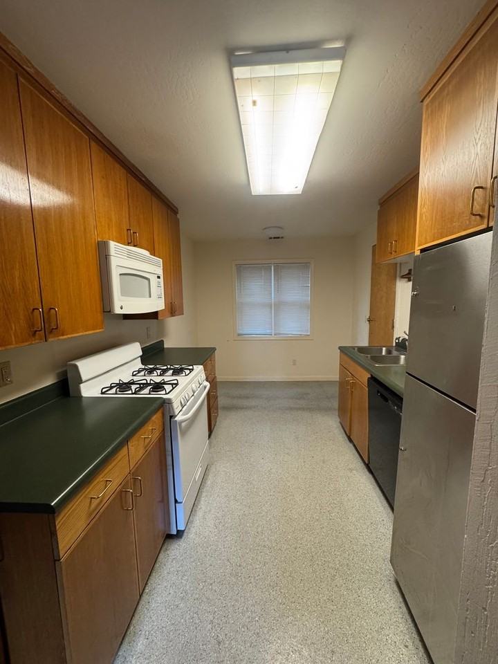 2436 Ellsworth St #B - Photo 5 of 18