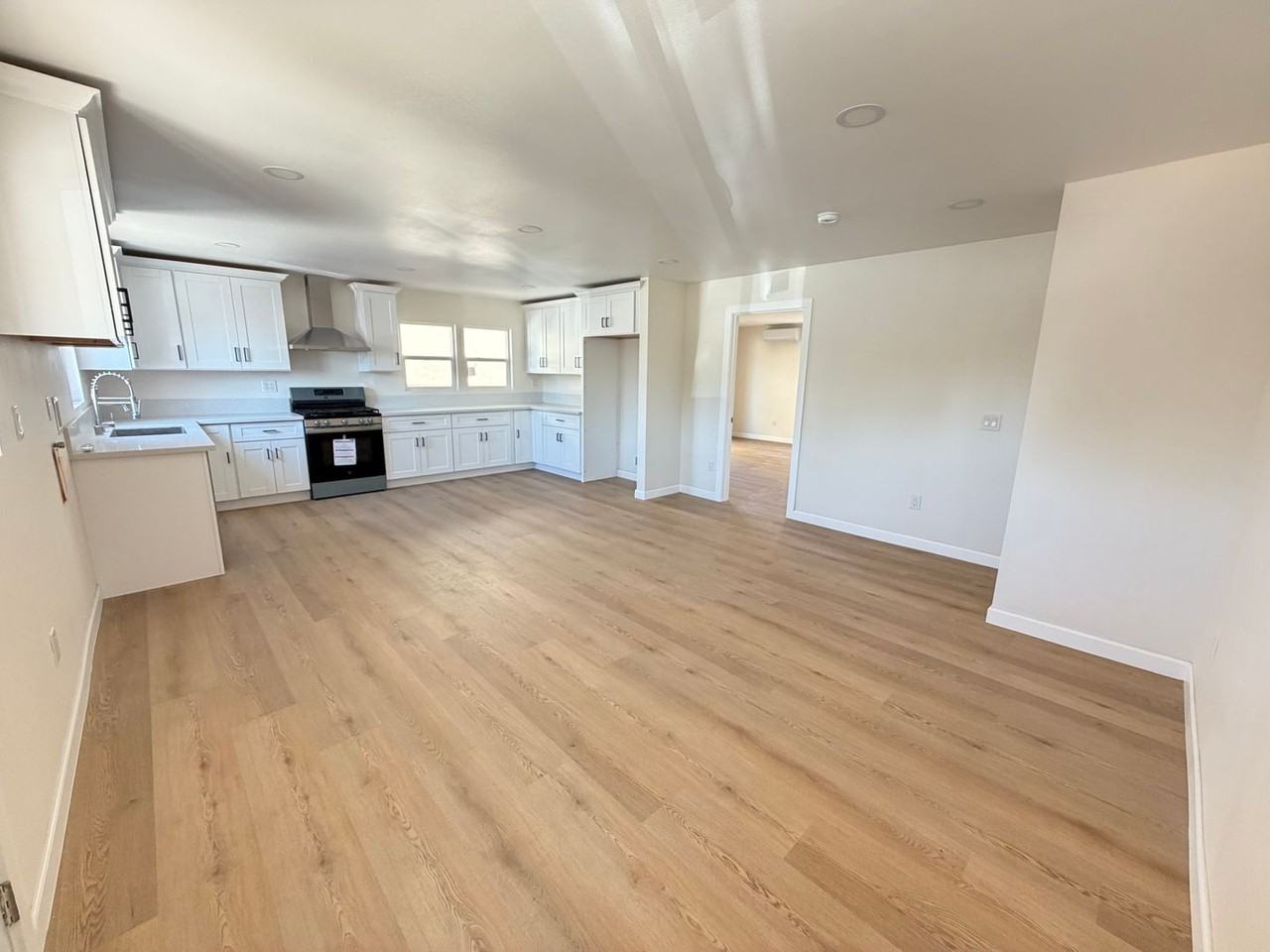 2400DelM - Photo 2 of 25