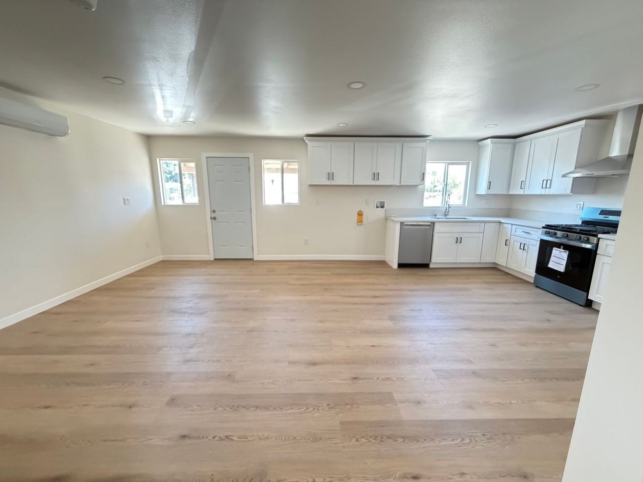 2400DelM - Photo 3 of 25