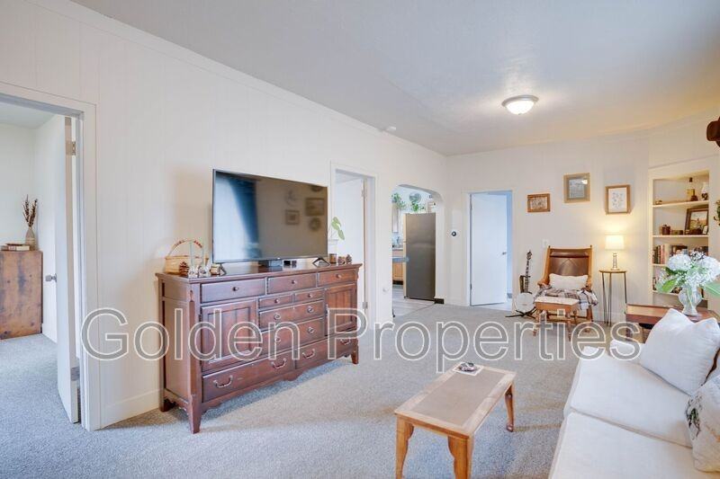 944 N 7th St - Photo 3 of 23