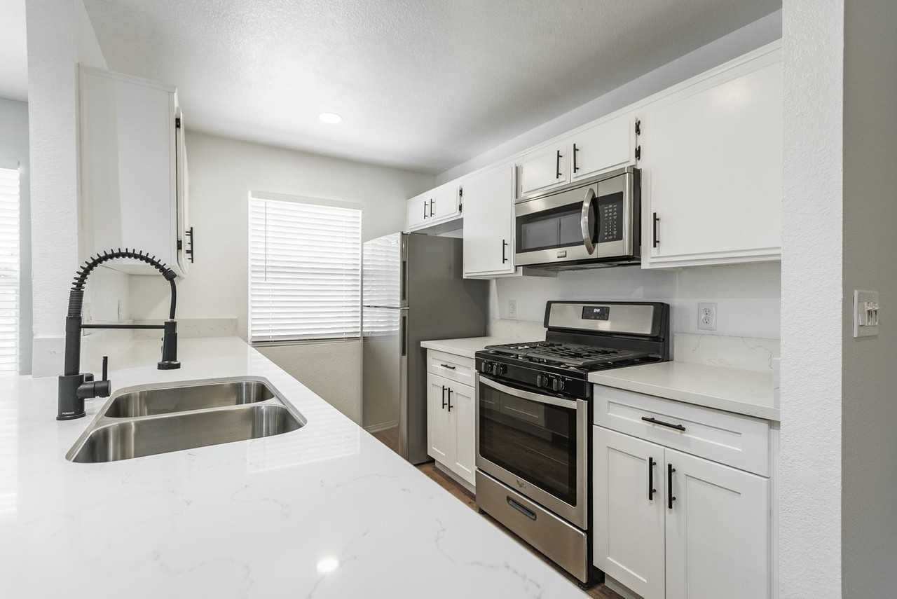 1945 Glendon Avenue - Photo 6 of 24