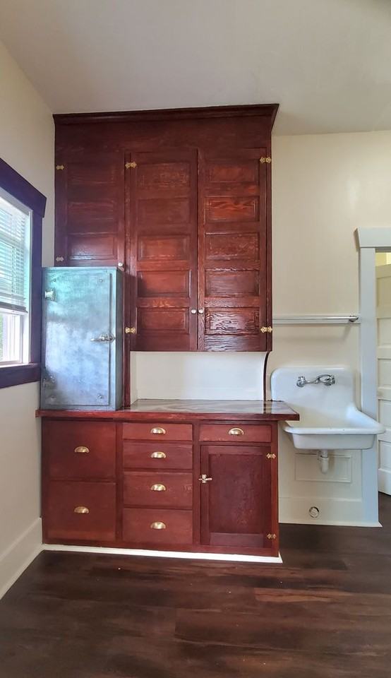 ES: 632 N State - Photo 2 of 31