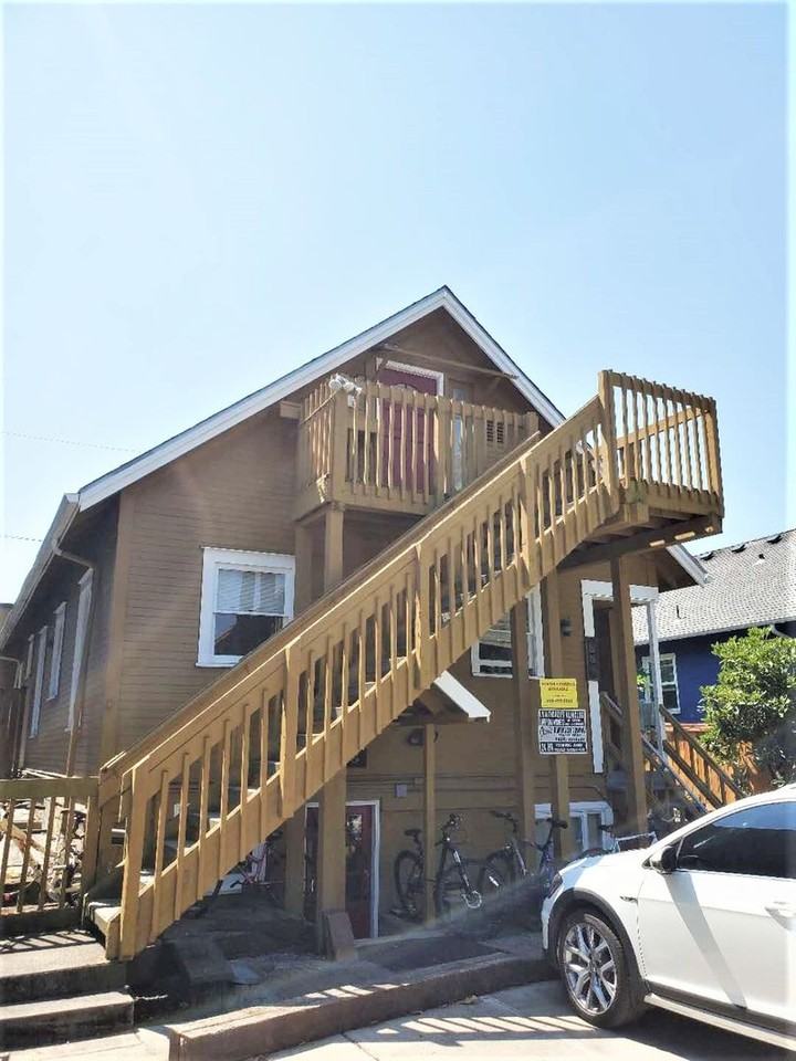 852 NE 57th St - Photo 7 of 13
