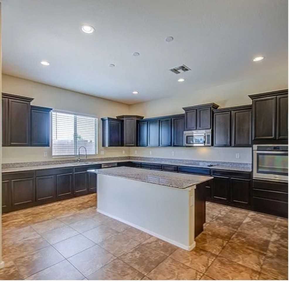22689 E Munoz St - Photo 2 of 8