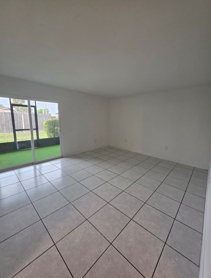 801 Sky Lake Cir #B - Photo 5 of 29