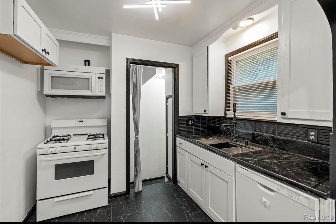 10609 Stratman St - Photo 2 of 16