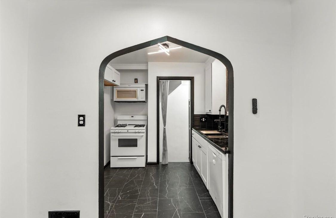 10609 Stratman St - Photo 3 of 16