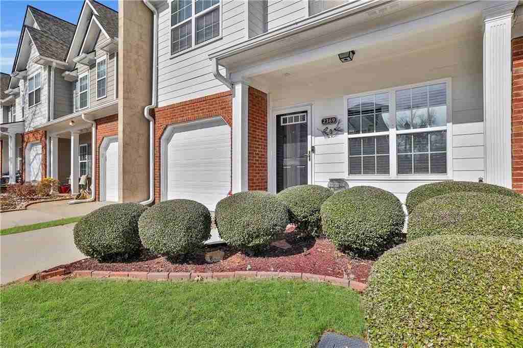 2369 Suwanee Pointe Dr - Photo 2 of 28