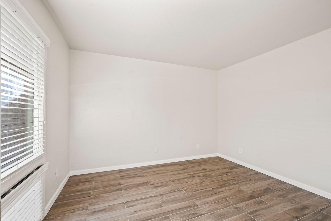 Park Town Homes - Photo 4 of 16